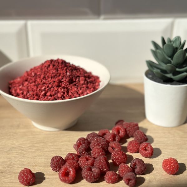 Raspberry freeze-dried crumbs, 100 g.