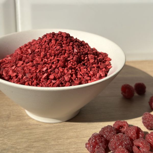 Raspberry freeze-dried crumbs, 100 g.